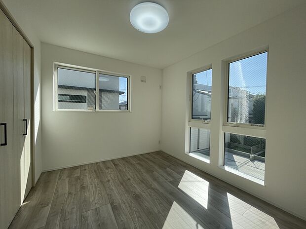 【洋室5.3帖】2面採光で明るく開放的な洋室