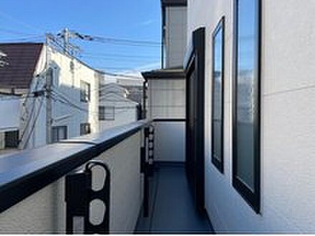 【【バルコニー】】・リビング、キッチンからアクセスできる風通しの良いバルコニーです。