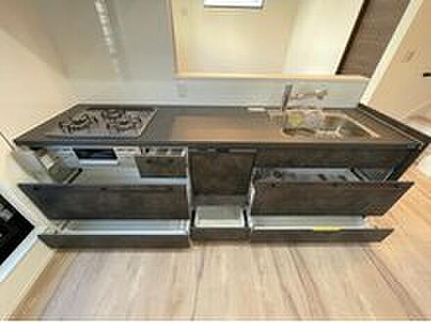 【【システムキッチン】】収納豊富なシステムキッチンがあります。