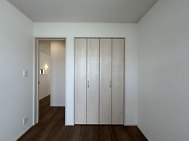 【【クローゼット】】各室には洋服の収納に便利なクローゼットがついています。