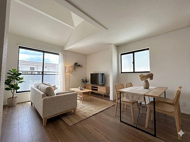 【【LDK】】窓が多く明るいLDK空間です。※CGで家具配置しております。