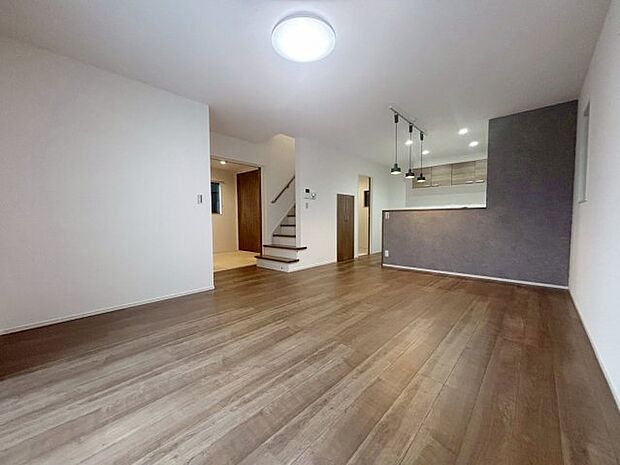 【リビング】 家族と「ただいま」や「おかえり」などの挨拶で、顔を合わせる機会が多くなるリビング階段。 家族とのコミュニケーションが広がり笑顔が絶えない空間です。