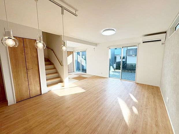 【リビング】 家族と「ただいま」や「おかえり」などの挨拶で、顔を合わせる機会が多くなるリビング階段。 家族とのコミュニケーションが広がり笑顔が絶えない空間です。