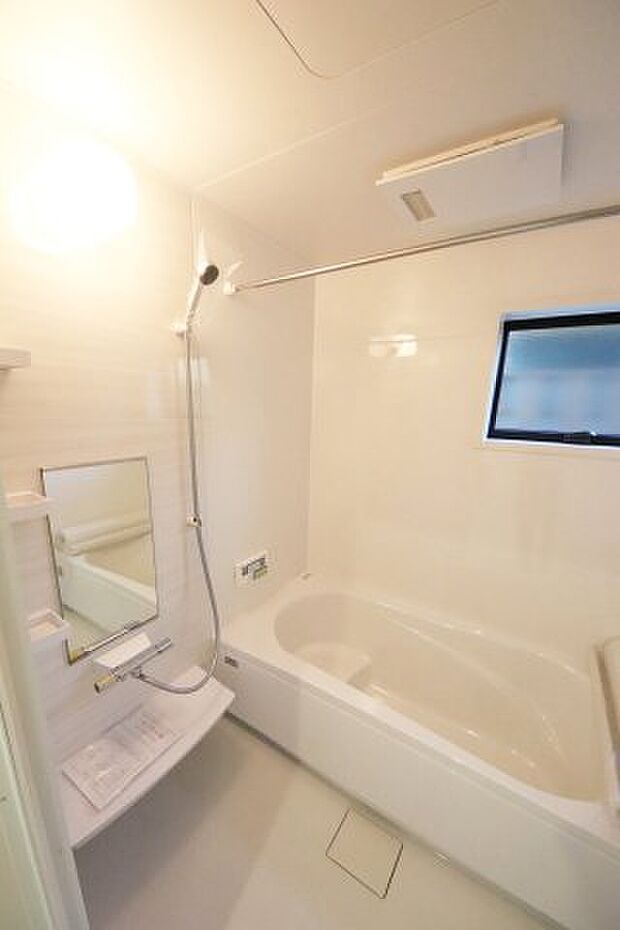 【浴室】 広々とした浴槽で一日の疲れを癒すことができ、小窓で自然乾燥もできる衛生的で快適な浴室です。 足を伸ばしてゆったり湯船に浸かれば、心身ともにリフレッシュできるバスタイムを過ごせます。