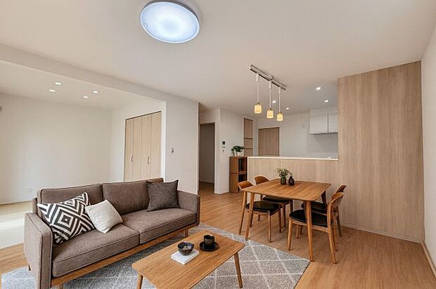 【リビング】 家族と「ただいま」や「おかえり」などの挨拶で、顔を合わせる機会が多くなるリビング階段。 家族とのコミュニケーションが広がり笑顔が絶えない空間です。