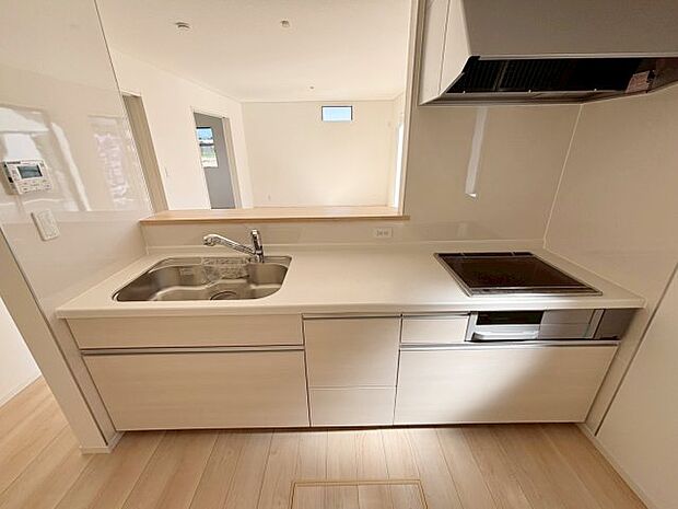 IHクッキングヒーター、浄水機能付き水栓を備えた対面式のシステムキッチンです。