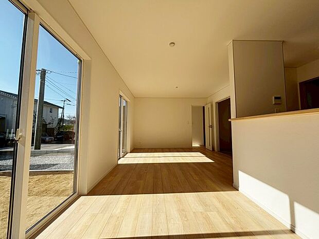 17帖のリビングです。窓も大きく明るい日が入り明るい印象です。