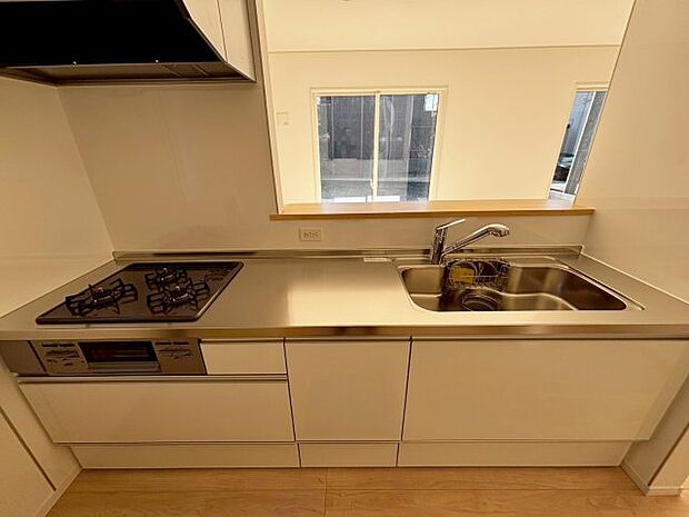 リビングで寛ぐ家族や小さなお子様を見守りながら料理が出来る対面式キッチン。