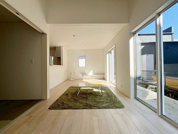 17帖のリビングです。窓も大きく明るい日が入り明るい印象です。