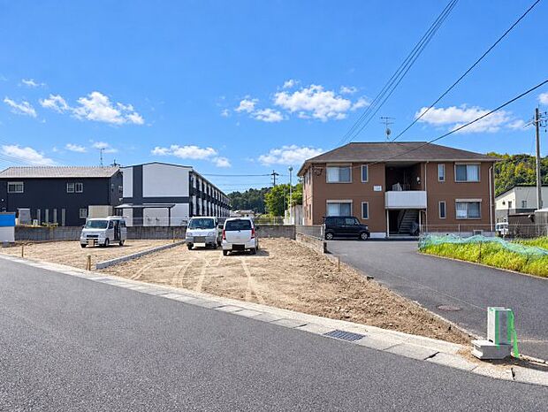 かえるホームの新築平屋建築予定地。家族が集う生活しやすい間取りとゆとりある敷地に駐車スペースも確保。将来まで快適に暮らせる、家族にやさしい平屋の住まいがここに誕生します。