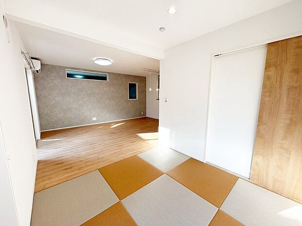 【和室】【和室】 和室は来客用としてだけでなく、お子様のお昼寝スペースや家事スペースとしてもご使用できます。 畳が心地よく、落ち着く空間で癒されます。