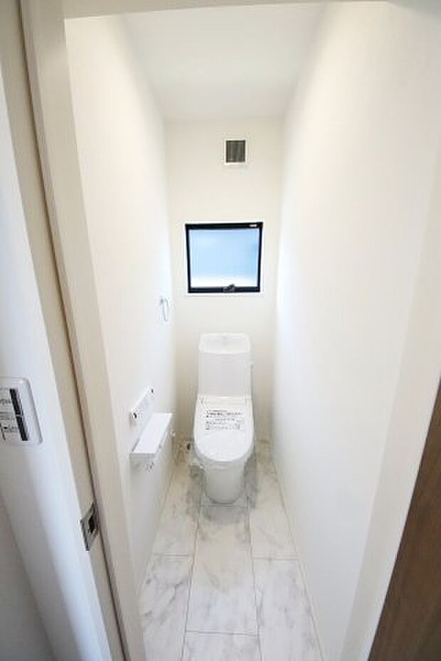【トイレ】【トイレ】 清潔感があふれ温水洗浄便座が搭載の快適なトイレ空間は、毎日の生活を気持ちよく過ごせます。 嬉しいタオルリングやペーパーホルダーも完備です。
