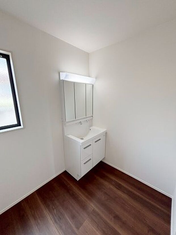 【独立洗面台】三面鏡の裏側にはキャビネットが現れ小物から背の高い物まで収納できます。