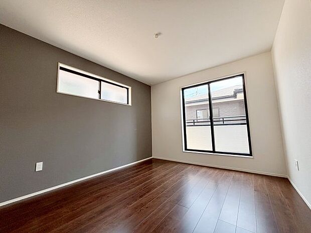 【洋室】バルコニーに繋がっていて開放的な空間です。シンプルなデザインでインテリアも楽しめます。