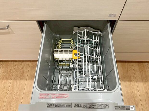 【キッチン】【食洗機】 毎日の大変な食器洗いの手間を省いてくれる強い味方、ビルトイン食器洗浄機を完備しています。 忙しい日々の家事を強力にサポートし、家族と過ごす時間を増やせる嬉しい設備です。同仕様写真。