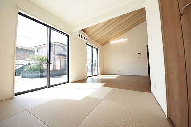 【和室】【和室】 和室は来客用としてだけでなく、お子様のお昼寝スペースや家事スペースとしてもご使用できます。 畳が心地よく、落ち着く空間で癒されます。