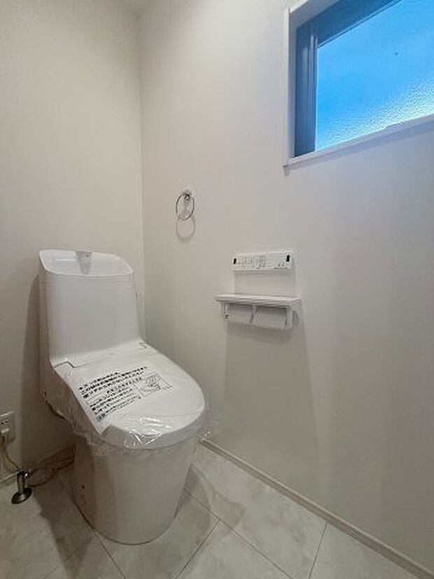 【トイレ】【トイレ】 清潔感があふれ温水洗浄便座が搭載の快適なトイレ空間は、毎日の生活を気持ちよく過ごせます。 嬉しいタオルリングやペーパーホルダーも完備です。