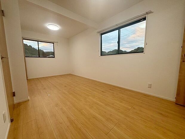 【洋室】【洋室】 ゆったりとした空間はお子様の成長やライフスタイルの変化に合わせて自由にレイアウト可能です。 家族構成が変わっても柔軟に対応できる、長く快適に暮らせる設計です。