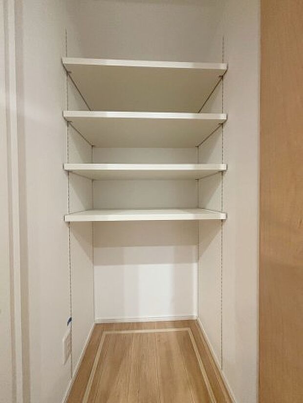 【収納】【収納】 各所にデッドスペースを有効活用した豊富な収納スペースを確保しているのでお部屋が片づきます。　　　　　 季節家電やレジャー用品なども収納できるため快適な暮らしをサポートします。