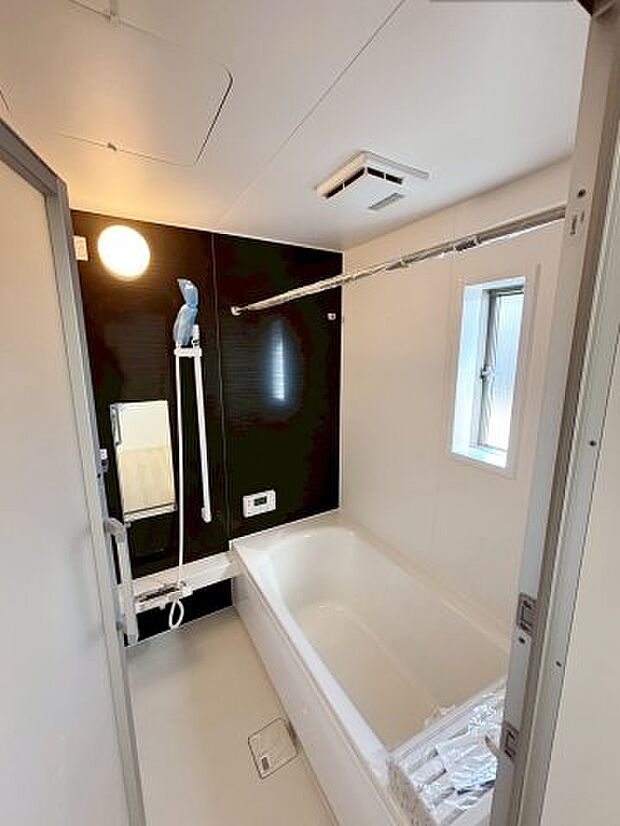 【風呂】浴室暖房乾燥機付きの浴室です。小窓付きで自然換気もでき衛生的です。