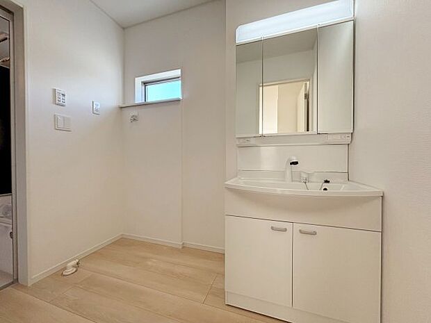 【独立洗面台】脱衣スペースに三面鏡付きの洗面化粧台。曇り止め付きのミラーキャビネットを採用。