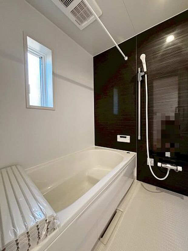 【風呂】浴室暖房乾燥機付きの浴室です。小窓付きで自然換気もでき衛生的です。