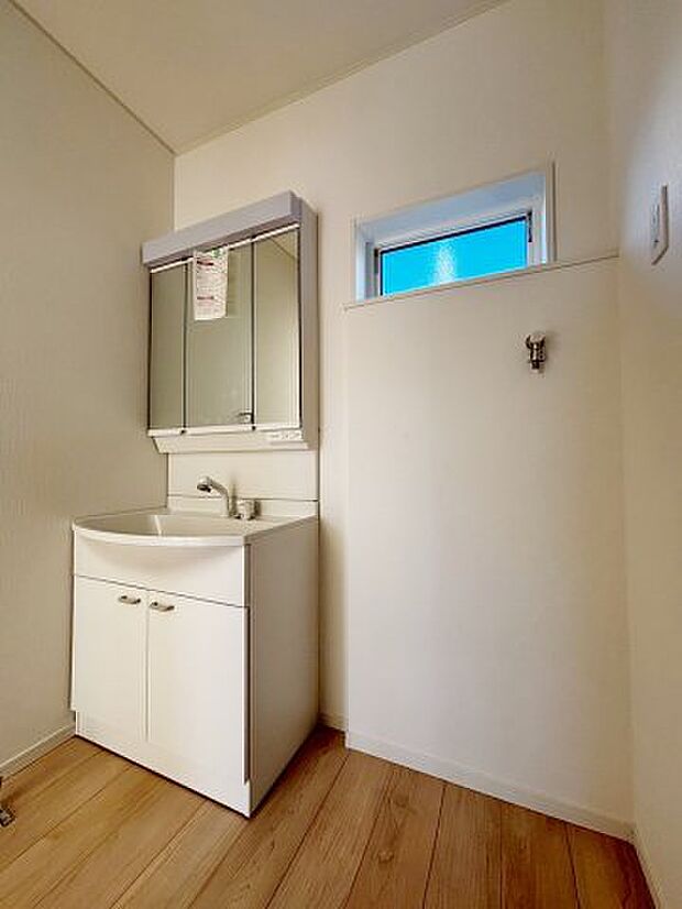 【独立洗面台】使いやすく三面鏡を採用し、明るく仕上げました。毎日の気持ちも体もリフレッシュできます。