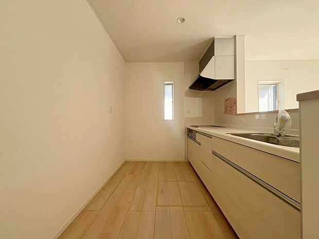 【キッチン】重たい鍋やフライパンもラクラク出し入れしやすい大型スライド収納。