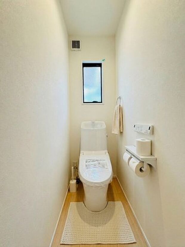 【トイレ】【トイレ】 温水洗浄便座付きのトイレ空間は、毎日の生活を気持ちよく過ごせます。※画像はイメージです。 嬉しいタオルリングやペーパーホルダーも完備です。