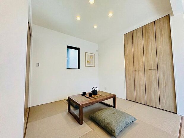 【和室】【和室】 落ち着く和室は来客用やお子様のお昼寝スペースとしてもご使用できます。※画像はイメージです。 畳が心地よく、心和む癒やしの空間です。