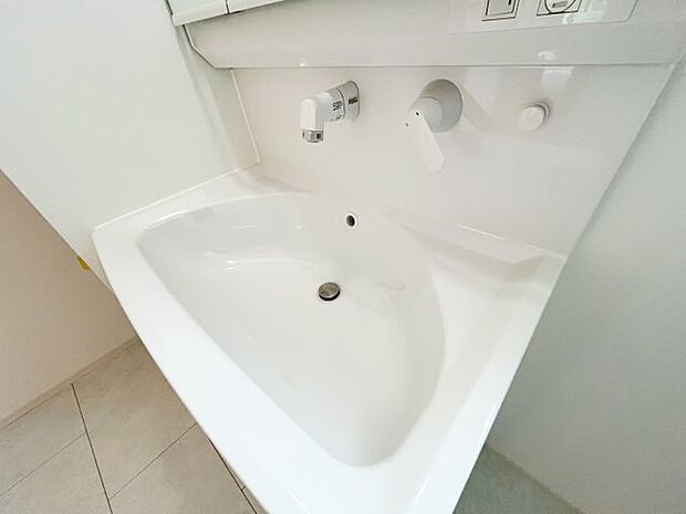 【独立洗面台】【洗面台】 収納力充実のシャワー付三面鏡洗面台は、朝の身支度もスムーズに行える機能的なデザインです。 ミラー裏収納も活用でき、化粧品や洗面用品などもすっきりと片付きます。同仕様写真。