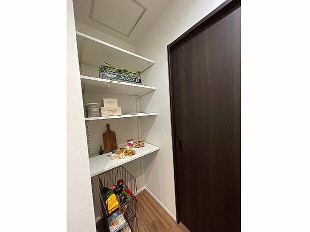 【パントリー】食品や日用品のストックに最適なパントリーを完備。可動棚で高さを調整でき、買い溜めしてもスッキリ片付きます。家事動線を考慮した配置で、毎日の料理をより楽しくスムーズに。※画像はイメージです
