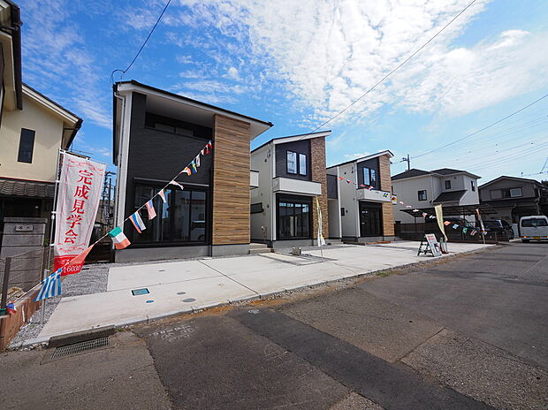 - Appearance -
広々とした土間スペースには並列駐車2台可能！