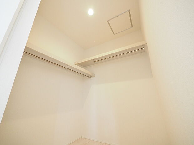 【外観】豊富な収納は、お洋服だけでなく季節物や家電なども収納可能♪