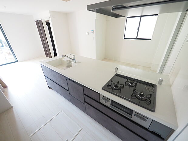 【リビング】陽光あふれる広々LDKは、家族が集まる心地よい空間。おしゃれな照明と温もりある床が、心豊かな時間を彩ります♪