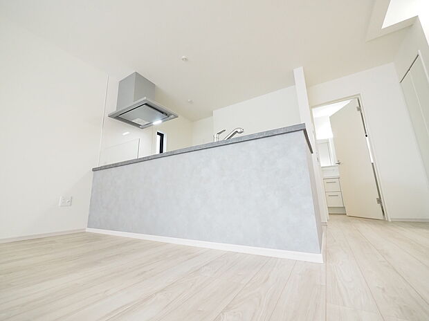 【キッチン】- Kitchen -
カウンタータイプのキッチンは、家族とのコミュニケーションが増える場所に♪