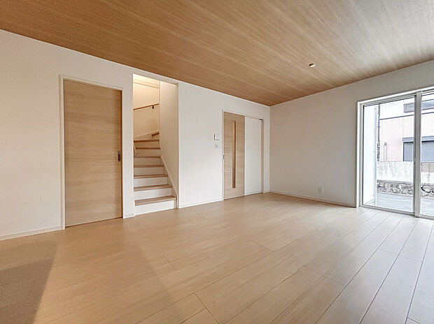 【洋室7帖】WIC付き。バルコニーに面しているので明るく風通しが良いのがポイントです。