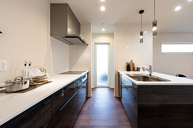 【キッチン】■B号地キッチンご家族で一緒に調理をしやすいセパレートタイプのキッチンです。ダイニングのすぐ近くにあるため、配膳や片付けもスムーズです。