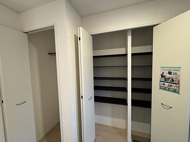 【2号棟の玄関収納】沢山の靴やコートが掛けれますね。