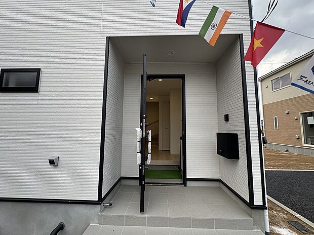 【2号棟外観】2号棟玄関正面