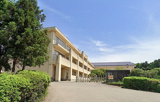 牛久市岡田小学校（約800m）