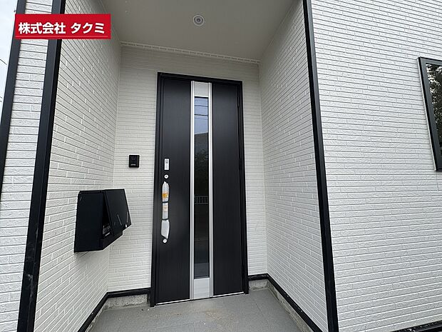 【2号棟玄関】ポスト、インターホンがついてます。