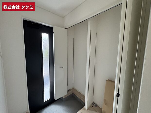 【2号棟玄関入口】収納もたっぷりあります。