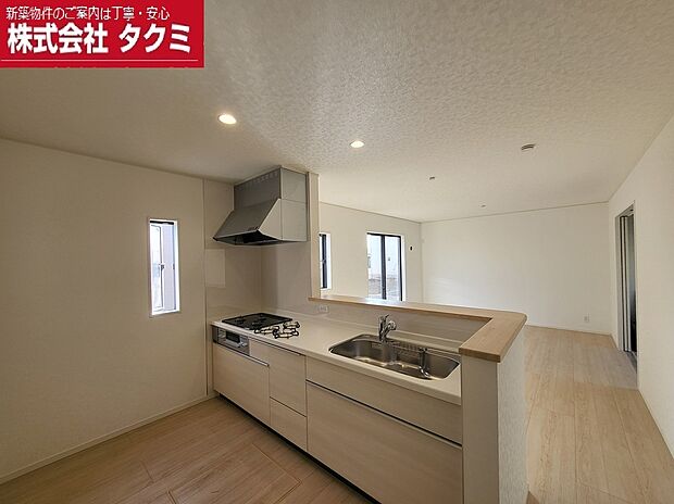 【3号棟のLDK】3号棟の16帖のLDK。LDKに隣接した4帖の和室スペース。