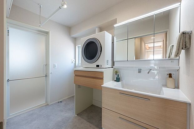 ■洗面広々とした明るい洗面所にはガス衣類乾燥機の乾太くんを設置しています。雨の日でも楽々乾燥ができるので、家事の負担を大幅に軽減します。