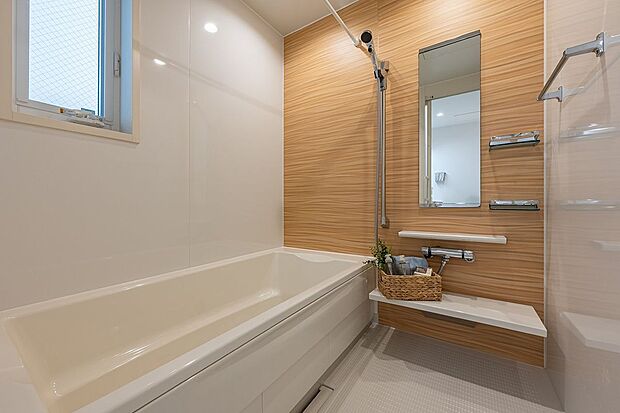 ■バス浴室乾燥機完備のバスルーム。雨の日や花粉が気になる時期でも、洗濯物を乾かすことができます。乾燥機を使用することで、浴室内の湿気を効率的に除去し、カビの発生を抑える効果もあります。
