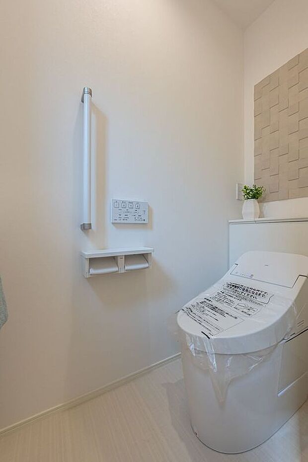 ■1階トイレ1階のトイレはすっきりとしたタンクレスタイプです。手洗スペースも付いており、トイレ使用後にすぐ手を洗うことができるため、衛生面が向上します。収納も付いています。