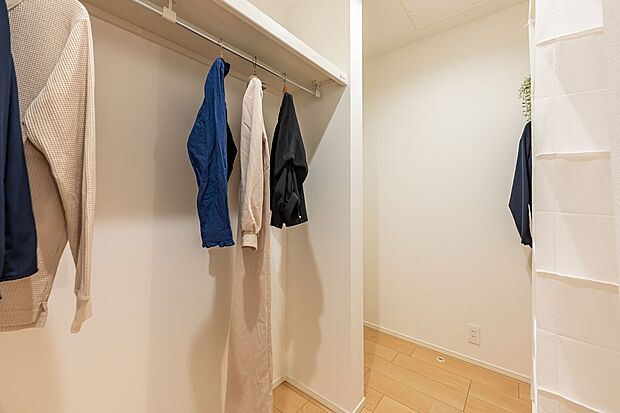 ■B号地ファミリークローク主寝室からつながるファミリークロークです。ご家族の衣類や持ち物を一か所でまとめて管理できるため、日々の片付けや衣替えの手間が省けます。