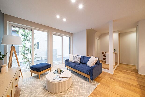 ■1号地リビング約19.7帖のLDKは、二方向に窓があり明るく開放感があります。床暖房完備で、冬場でも足元からじんわりと暖かく快適です。