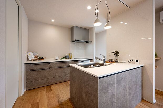 ■18号地キッチン　18号地のキッチン横にはパントリーを完備。食料品や日用品をすっきり収納できます。まとめ買いにも対応でき、非常時の備蓄スペースとしても活用できるのが大きなメリットです。